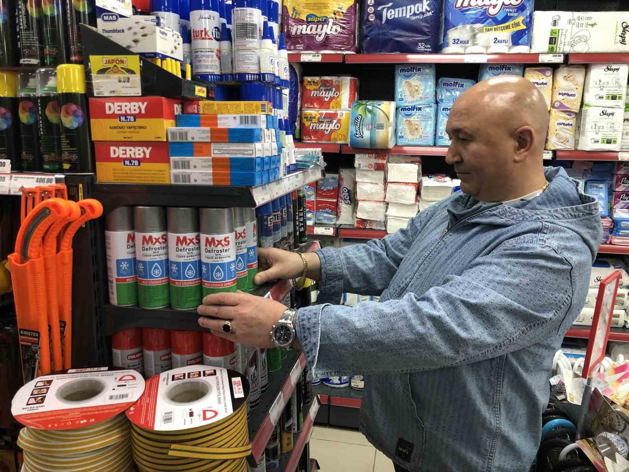 ESKİŞEHİR'DE KIŞ MEVSİMİYLE ARAÇLARIN ÜZERİNDE OLUŞAN BUZLANMA VE KIRAĞI VATANDAŞLARI BU DURUMA...