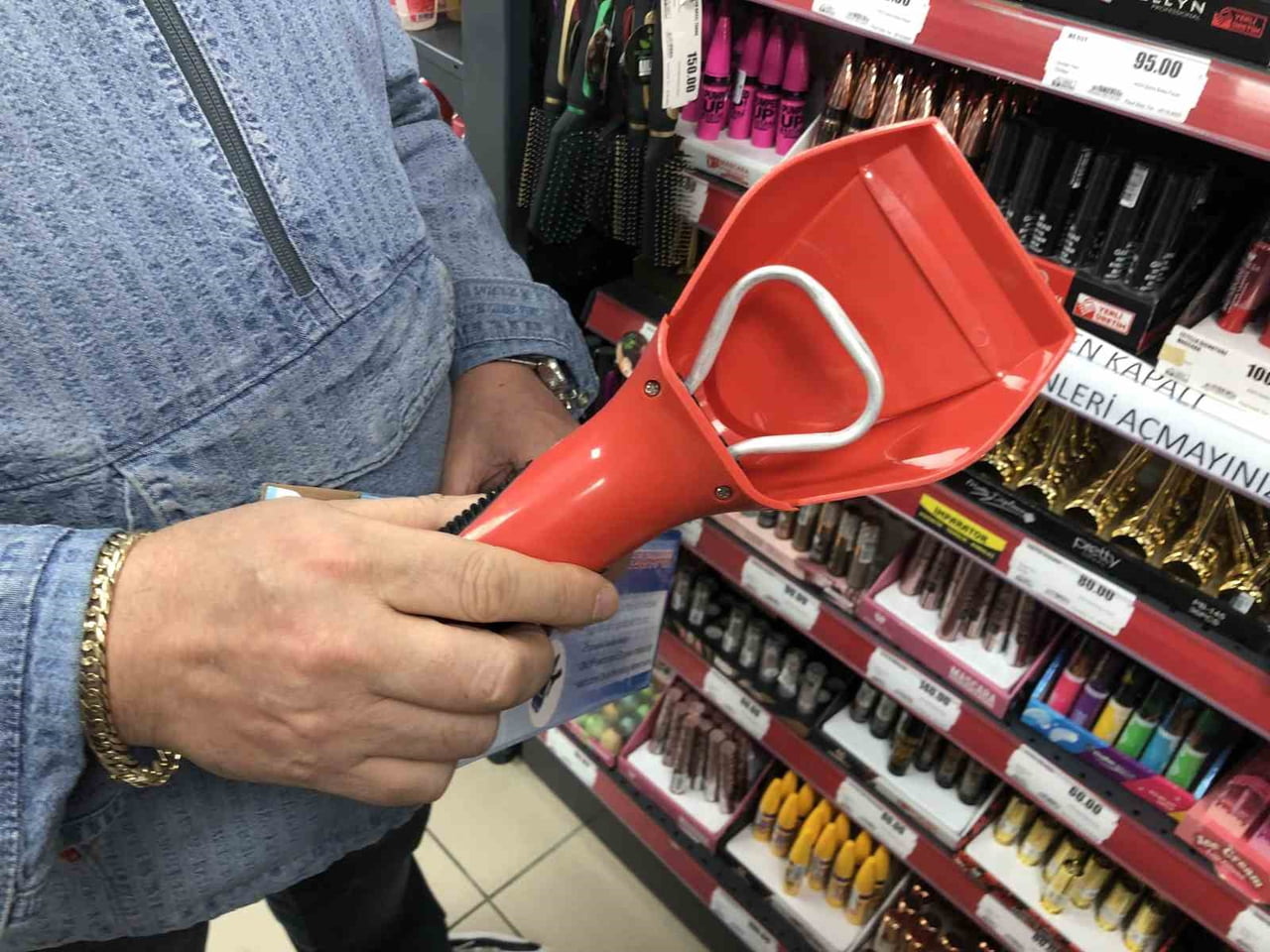 ESKİŞEHİR'DE KIŞ MEVSİMİYLE ARAÇLARIN ÜZERİNDE OLUŞAN BUZLANMA VE KIRAĞI VATANDAŞLARI BU DURUMA...