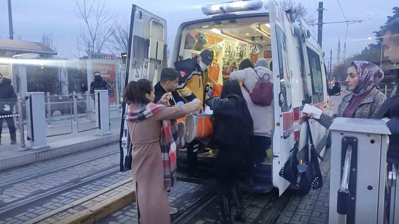 ESKİŞEHİR'DE LİSELİLER ARASINDA ÇIKAN KAVGADA ÇOK SAYIDA ÖĞRENCİ VE OLAYA MÜDAHALE EDEN YETİŞKİN...