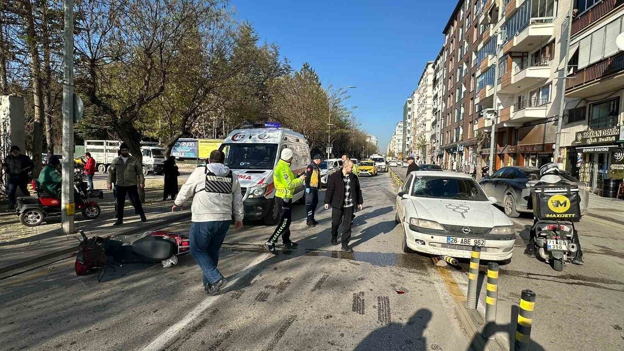 ESKİŞEHİR'DE OTOMOBİLE YANDAN ÇARPAN ELEKTRİKLİ MOTOSİKLETİN SÜRÜCÜSÜ YAŞLI ADAM AĞIR YARALI...