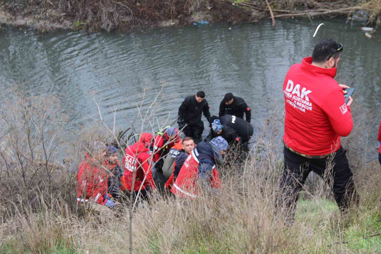 ESKİŞEHİR'DE PORSUK ÇAYI'NDA ARANDIĞI YERDEN YAKALAŞIK 2 KİLOMETRE ÖTEDE CANSIZ BEDENİ BULUNAN 2...