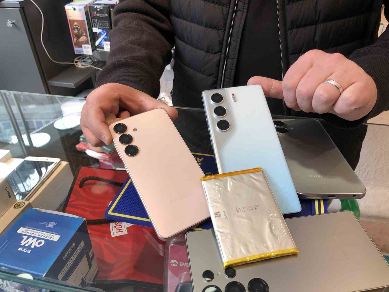 ESKİŞEHİR'DE SOĞUK HAVALARIN ETKİSİNİ GÖSTERMESİYLE BERABER VATANDAŞLAR, OLUŞAN BATARYA...