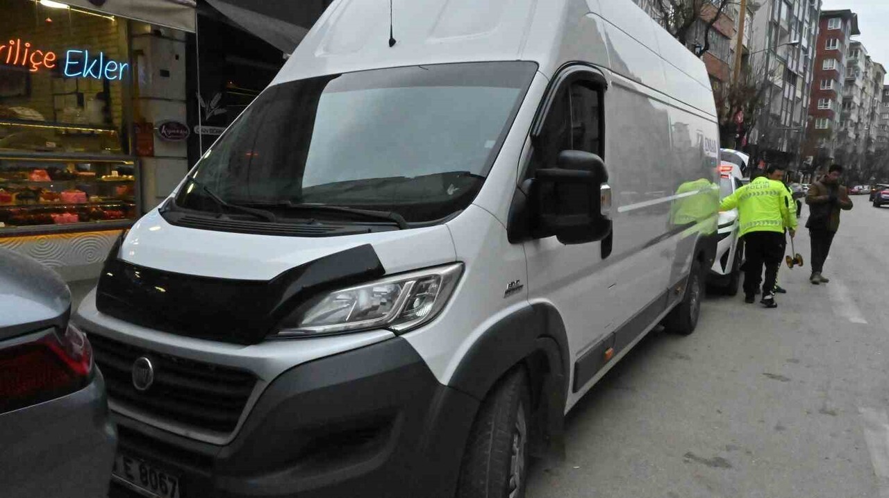 ESKİŞEHİR'DE SOL ŞERİTTE TAKSİDEN İNEN KADIN, ARKADAN GELEN SERVİSİN AYAĞINI EZMESİ SONUCUNDA...