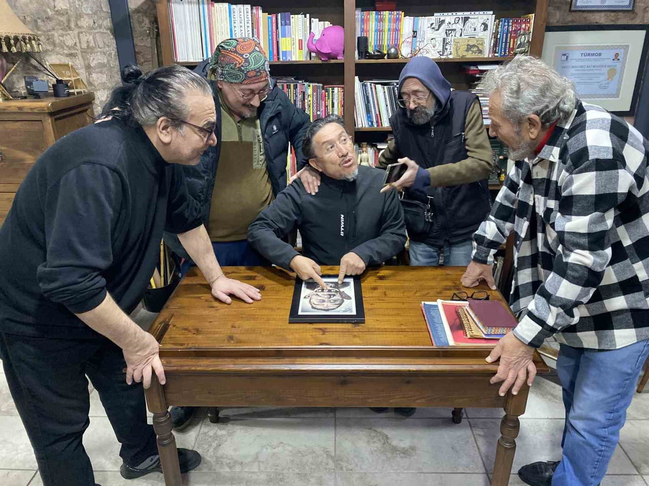 ESKİŞEHİR'DE YAKLAŞIK 40 YILDIR ARKADAŞ OLAN BİR GRUP KARİKATÜRİST, HALA DÜZENLİ OLARAK GÖRÜŞEREK...