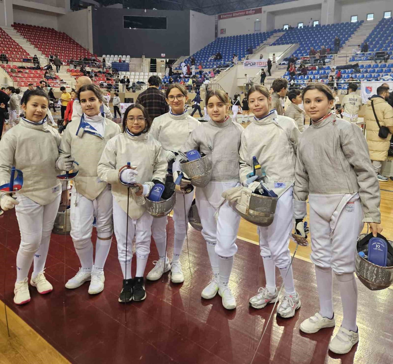 ESKİŞEHİR'DE YAKLAŞIK 700 SPORCUNUN KATILIMIYLA GERÇEKLEŞTİRİLEN ESKRİM KILIÇ TÜRKİYE KUPASI...