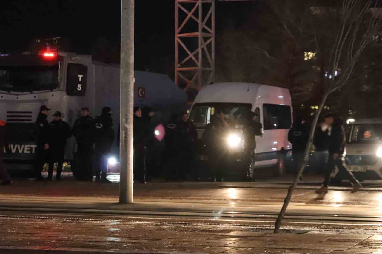 ESKİŞEHİR'DE YENİ YIL KUTLAMALARININ GÜVENLİ BİR ORTAMDA GERÇEKLEŞMESİ AMACIYLA İL EMNİYET...