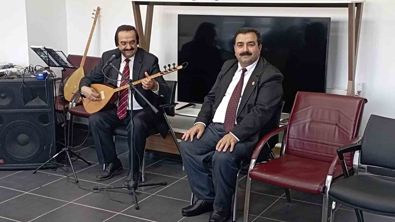 ESKİŞEHİR'DEKİ FETHİ YILMAZ SEZER HUZUREVİ SAKİNLERİ, DÜZENLENEN ÖZEL ETKİNLİKTE SANATÇI YAŞAR...