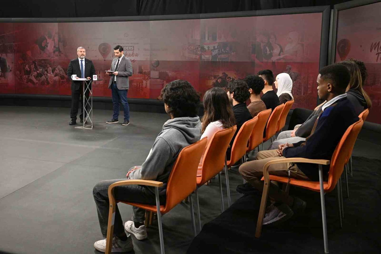 ESKİŞEHİR ANADOLU ÜNİVERSİTESİ REKTÖRÜ PROF. DR. YUSUF ADIGÜZEL, AÇIKÖĞRETİM FAKÜLTESİ BÜNYESİNDE...