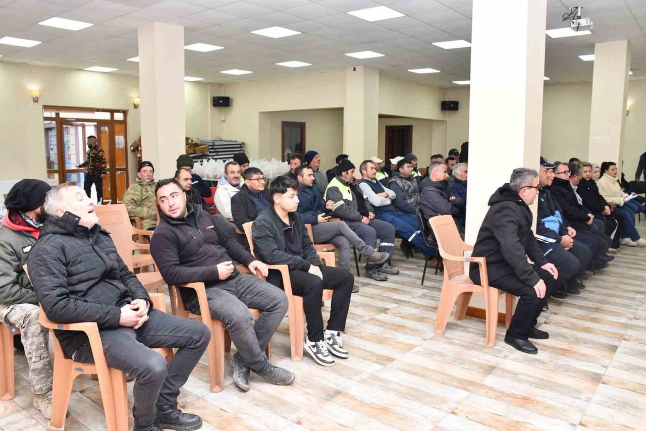 ESKİŞEHİR BEYLİKOVA BELEDİYE BAŞKANI HAKAN KARABACAK, YENİ YIL DOLAYISIYLA BELEDİYE BÜNYESİNDE...