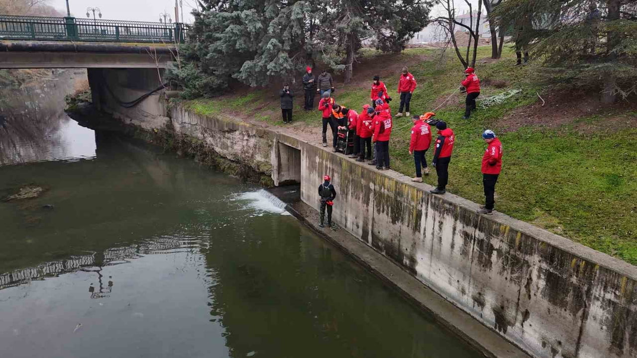 ESKİŞEHİR’DE 6 GÜNDÜR KAYIP 51 YAŞINDAKİ TÜRKÇE ÖĞRETMENİ TUNCAY ARSLAN’I, BULMAK İÇİN AFAD...