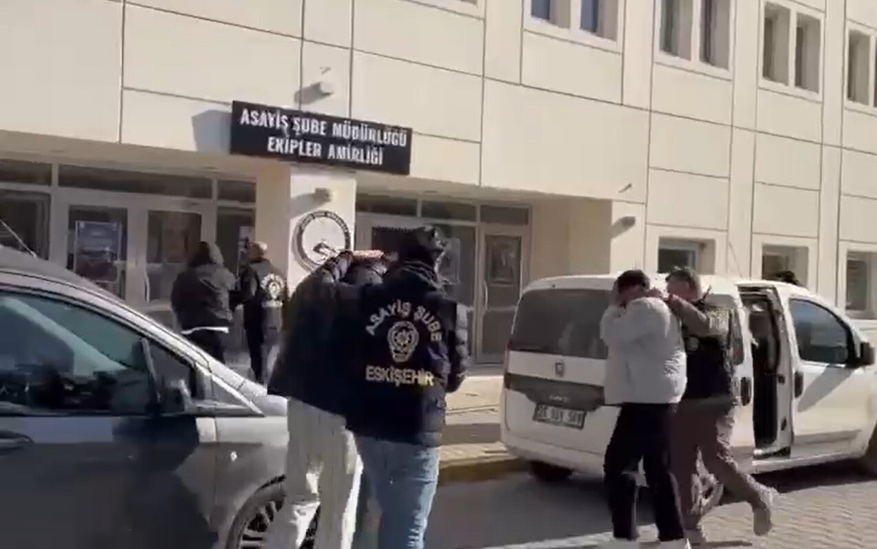 ESKİŞEHİR’DE BİR İKAMETTEN HIRSIZLIK YAPTIĞI TESPİT EDİLEN 5 ŞAHISTAN 4’Ü ÇIKARILDIĞI MAHKEMECE...