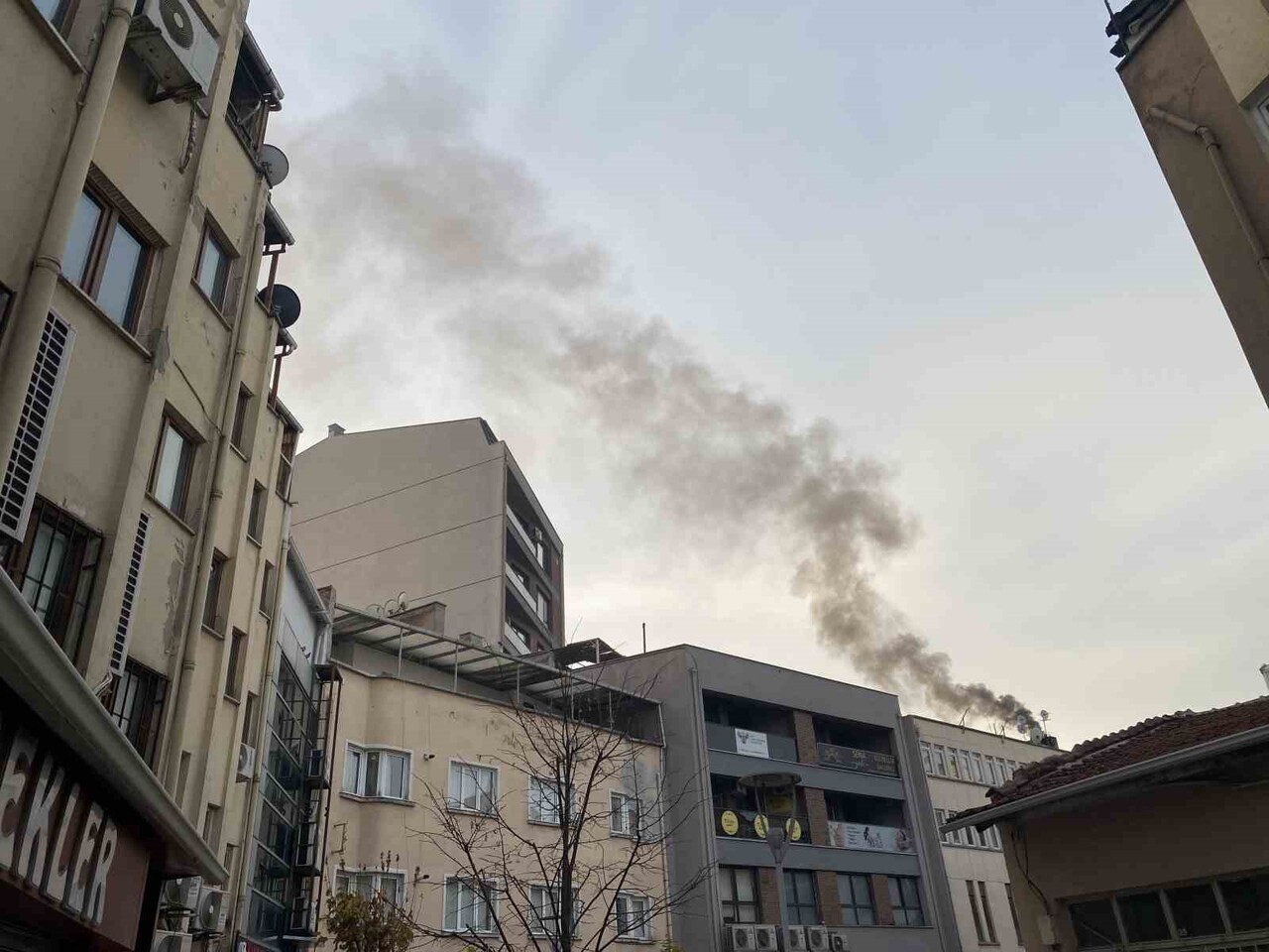 ESKİŞEHİR’DE BİR İŞ HANINDA BULUNAN KÖMÜR KAZANINDAN ÇIKAN VE HAVA KALİTESİNİ DÜŞÜREN DUMANDAN...