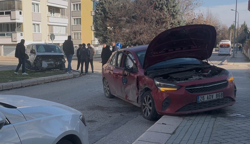 ESKİŞEHİR’DE BİR TİCARİ ARACIN OTOMOBİLE YANDAN ÇARPMA ANI GÜVENLİK KAMERASINA SANİYE SANİYE...