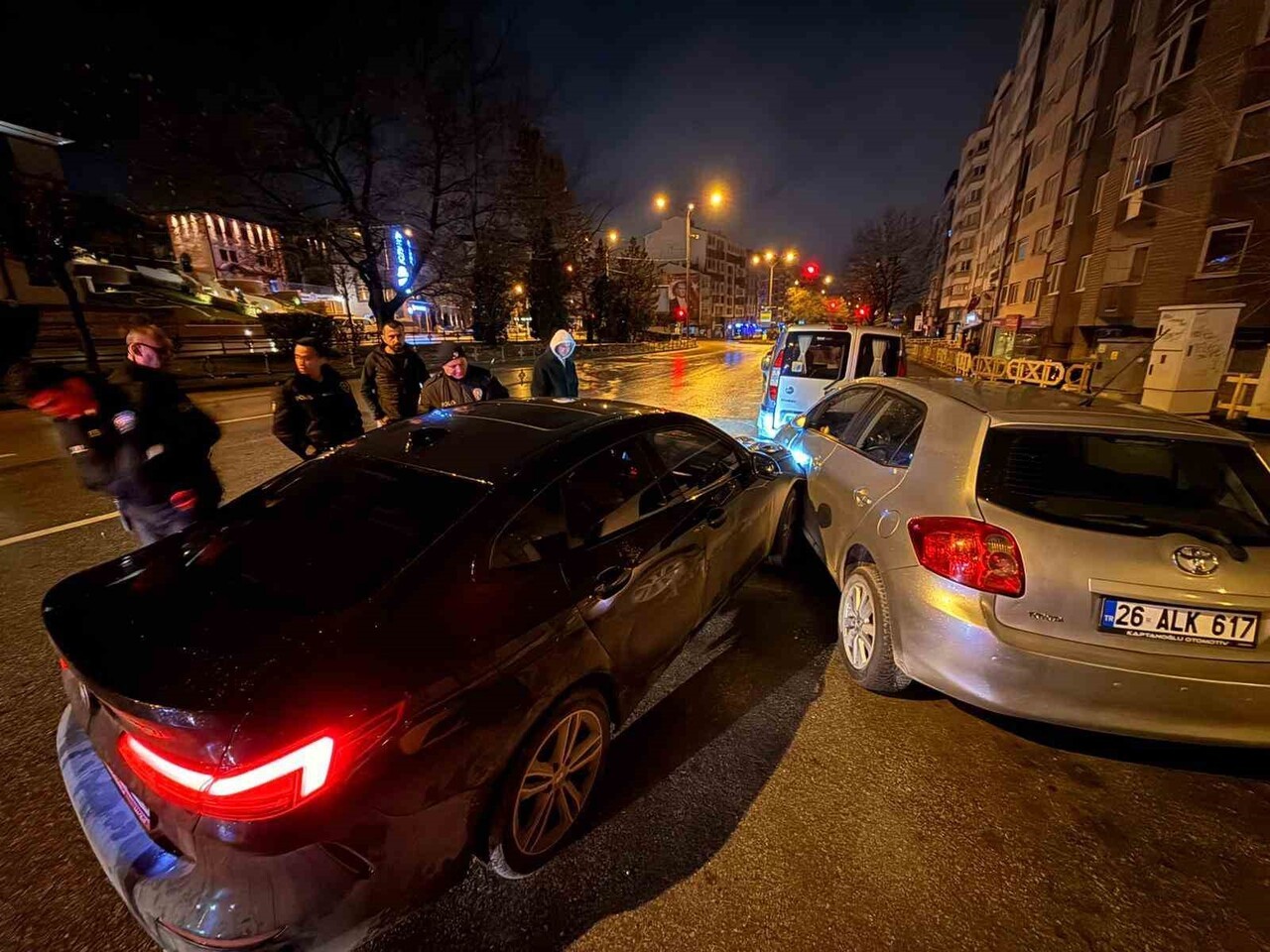 ESKİŞEHİR’DE DİREKSİYON BAŞINDA SIZDIKTAN SONRA PARK HALİNDEKİ ARACA ÇARPAN SÜRÜCÜ UYANDIRAMAYAN...