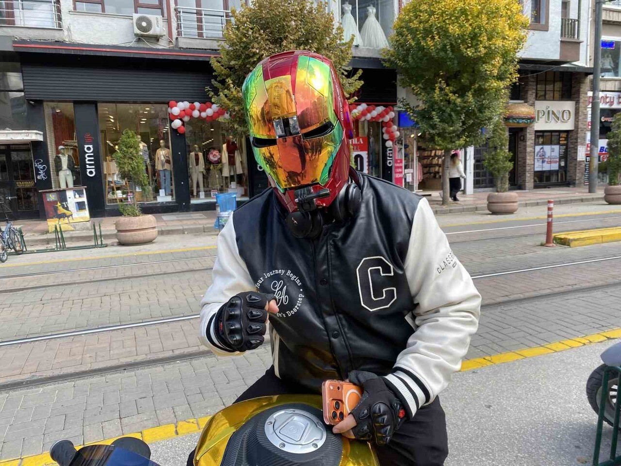 ESKİŞEHİR’DE DÜNYACA ÜNLÜ ÇİZGİ ROMAN KARAKTERİ İRON-MAN’İN (DEMİR ADAM) KASKI İLE DOLAŞAN...