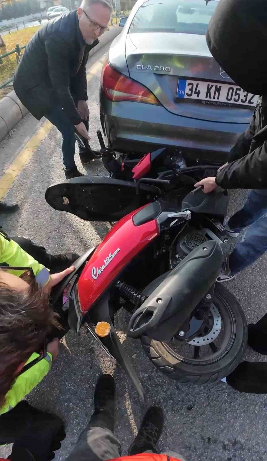 ESKİŞEHİR’DE KAZA SONRASI ARACIN ALTINA SIKIŞAN SCOOTER, ORADAN GEÇEN MOTOSİKLET SÜRÜCÜSÜNÜN...