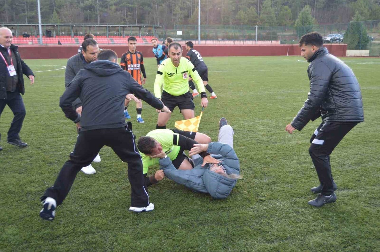 ESKİŞEHİR’DE OYNANAN AMATÖR KÜME KARŞILAŞMASI BİRLİKSPOR-ESKİŞEHİR KOLEJ KARŞILAŞMASINDA HAKEME...