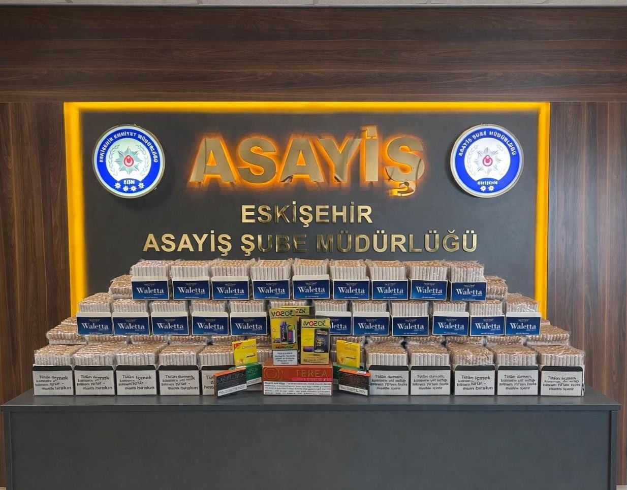 ESKİŞEHİR’DE POLİS EKİPLERİ TARAFINDAN ŞÜPHE ÜZERİNE DURDURULAN ARAÇTA BİNLERCE DAL BANDROLSÜZ...