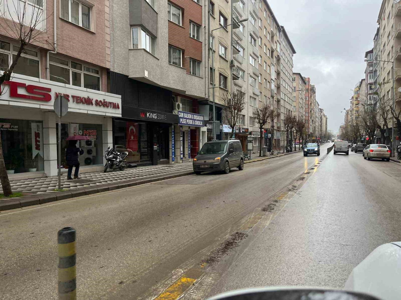 ESKİŞEHİR’DE TARTIŞMALARA KONU OLAN MUSTAFA KEMAL ATATÜRK CADDESİ’NE ÇAKILAN BAZI DUBALARIN AYLAR...