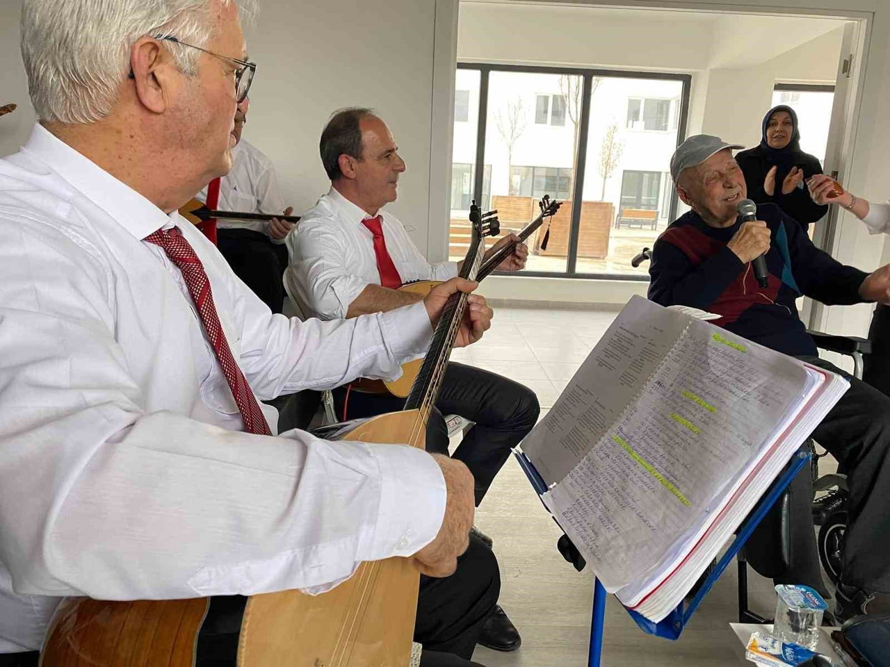 ESKİŞEHİR’DE YAŞLI BAKIM MERKEZİ’NDE  ’GÖNÜLLERE DOKUNAN MORAL VE DAYANIŞMA KONSERİ’ İLGİ...