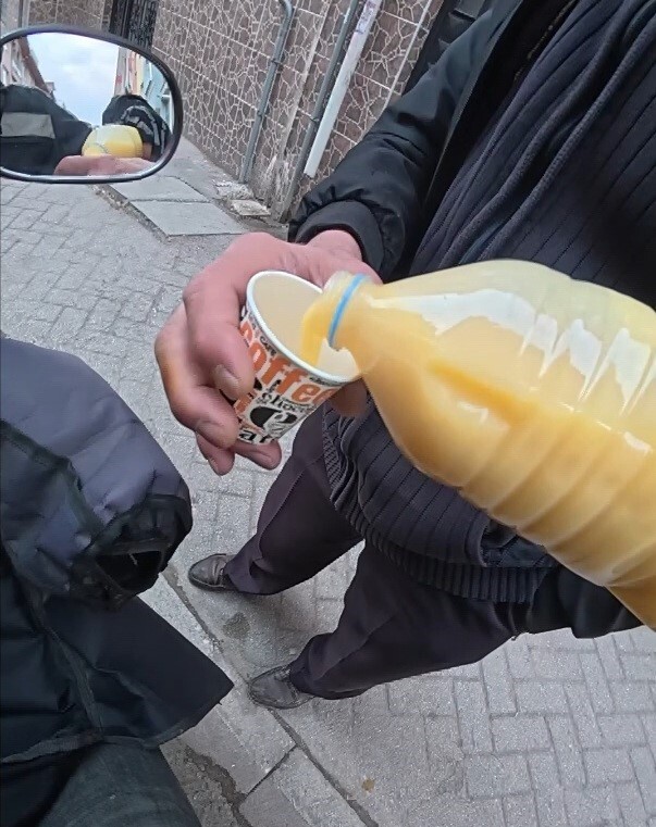 ESKİŞEHİR’DE YEMEK AĞITIMI YAPAN BİR KURYE MOTOSİKLETİNE YERLEŞTİRDİĞİ 1 ŞİŞE BOZAYI BARDAKLARA...