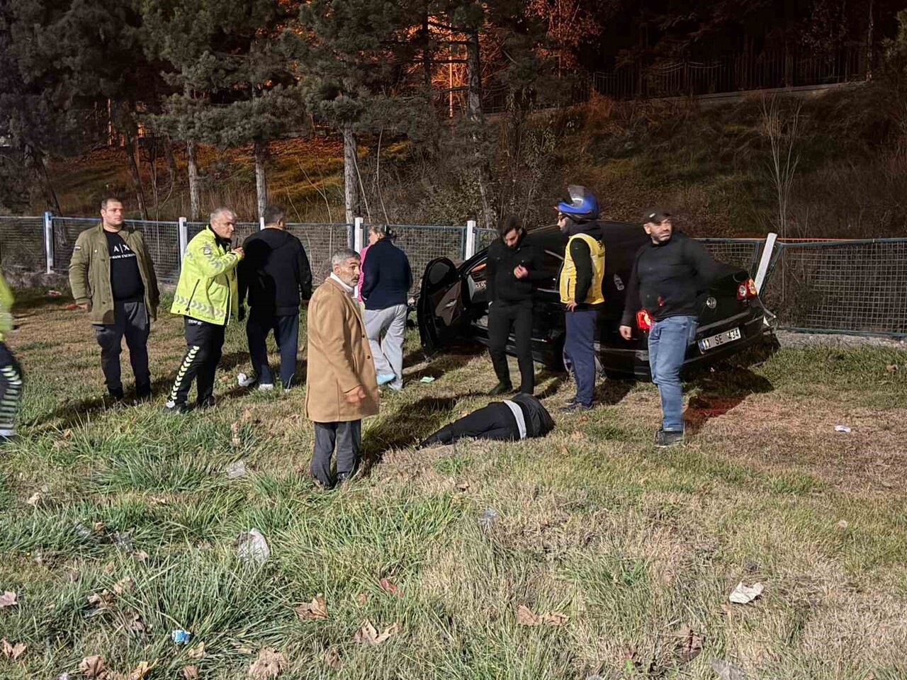 ESKİŞEHİR’DE YOLDAN ÇIKAN OTOMOBİL SU KANALININ KORKULUKLARINA ÇARPARAK DURABİLDİ.