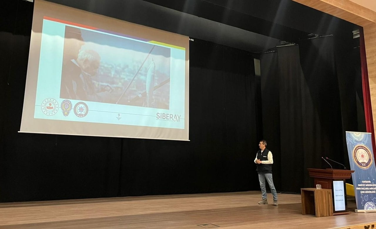 ESKİŞEHİR EMNİYET MÜDÜRLÜĞÜNCE 400 EBEVEYN VE 50 ÖĞRETİM GÖREVLİSİNE SİBER SUÇLARLA İLGİLİ...