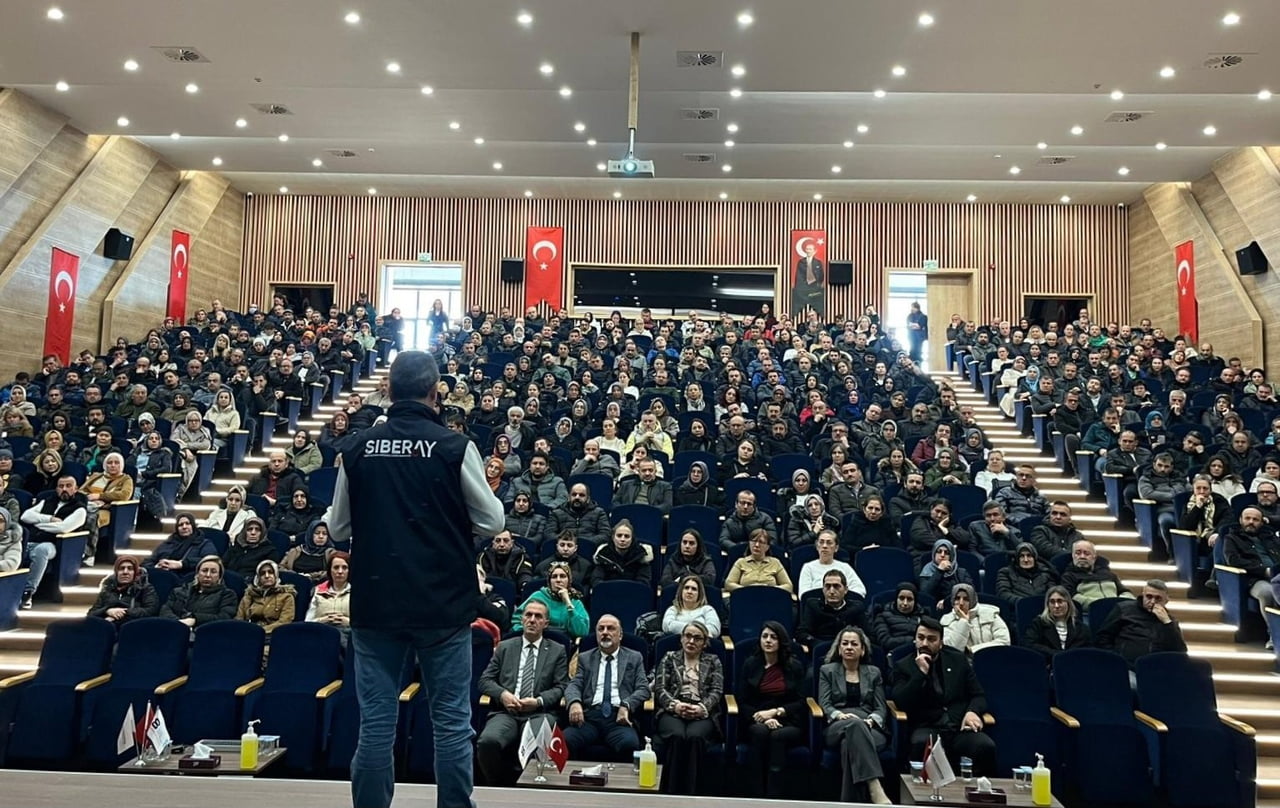 ESKİŞEHİR EMNİYET MÜDÜRLÜĞÜNCE 400 EBEVEYN VE 50 ÖĞRETİM GÖREVLİSİNE SİBER SUÇLARLA İLGİLİ...