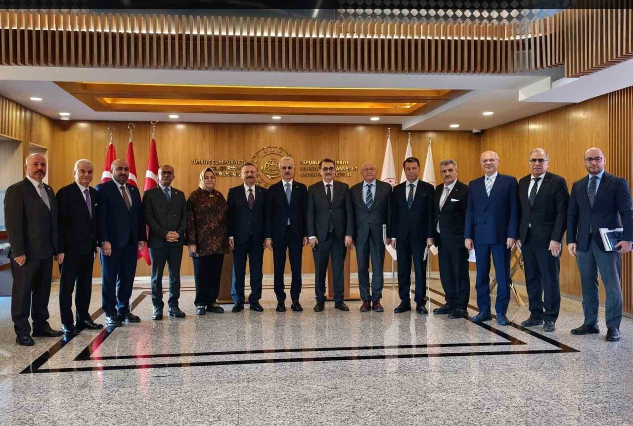 ESKİŞEHİR HEYETİ, ULAŞTIRMA VE ALTYAPI BAKANI ABDULKADİR URALOĞLU'NA ZİYARETTE BULUNDU.