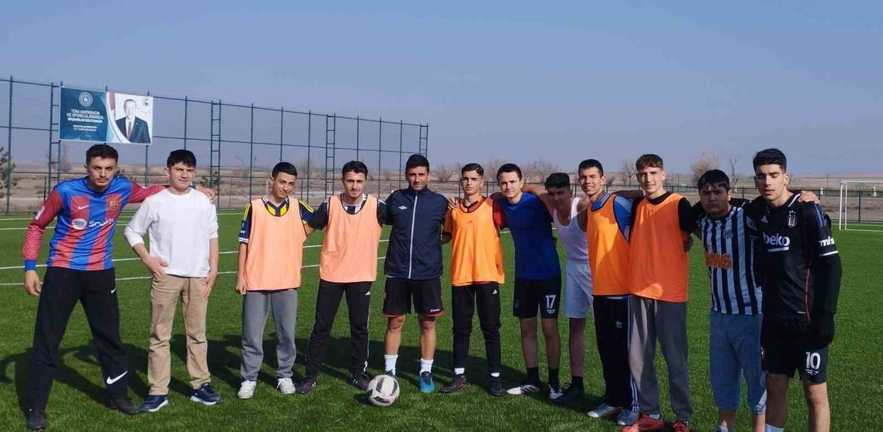 ESKİŞEHİR ŞEHİT NADİR ŞİMŞEK ANADOLU LİSESİ FUTBOL TAKIMI SEÇMELERİ'NDE GENÇ SPORCULAR HÜNERLERİNİ...
