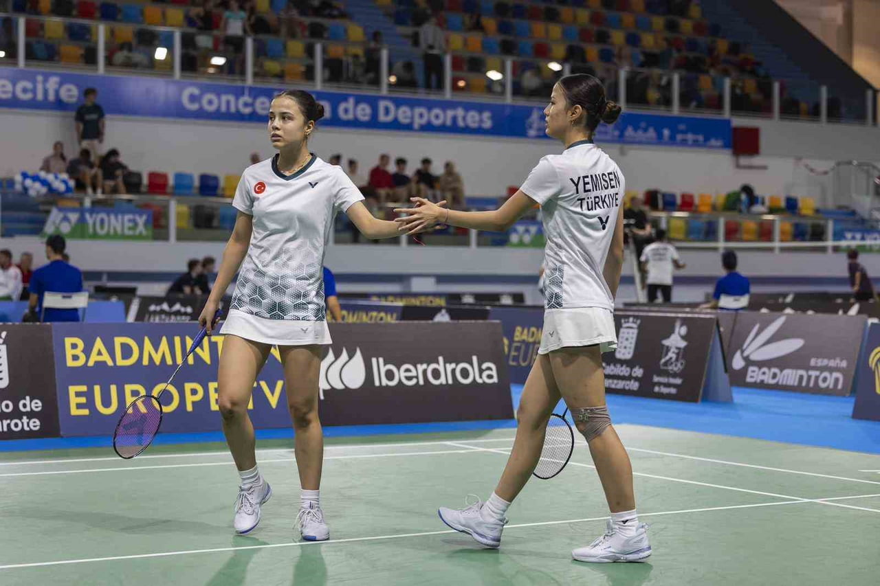 ESKİŞEHİRLİ İKİZ KARDEŞLER IRMAK RANA YEMİŞEN VE YAĞMUR TUANA YEMİŞEN, BADMİNTON BRANŞINDA AVRUPA...