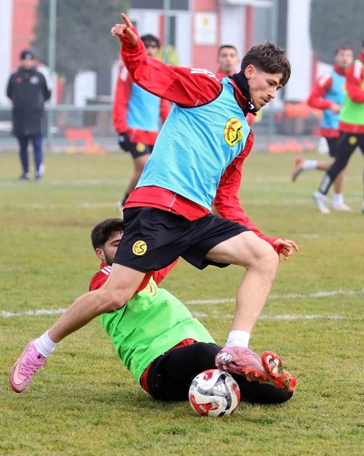 ESKİŞEHİRSPOR, DEPLASMANDA OYNAYACAĞI KÜTAHYASPOR MAÇI HAZIRLIKLARINI TAMAMLADI.