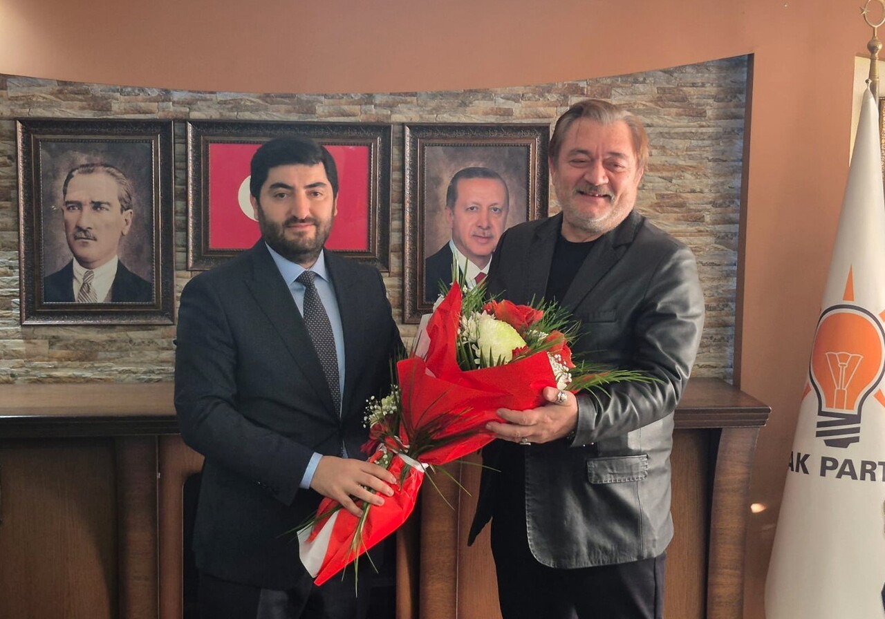 ETİMESGUT AK PARTİ İLÇE BAŞKANLIĞI GÖREVİNE ATANAN YASİN ŞANKAZAN (SOLDA), GÖREVİNE...