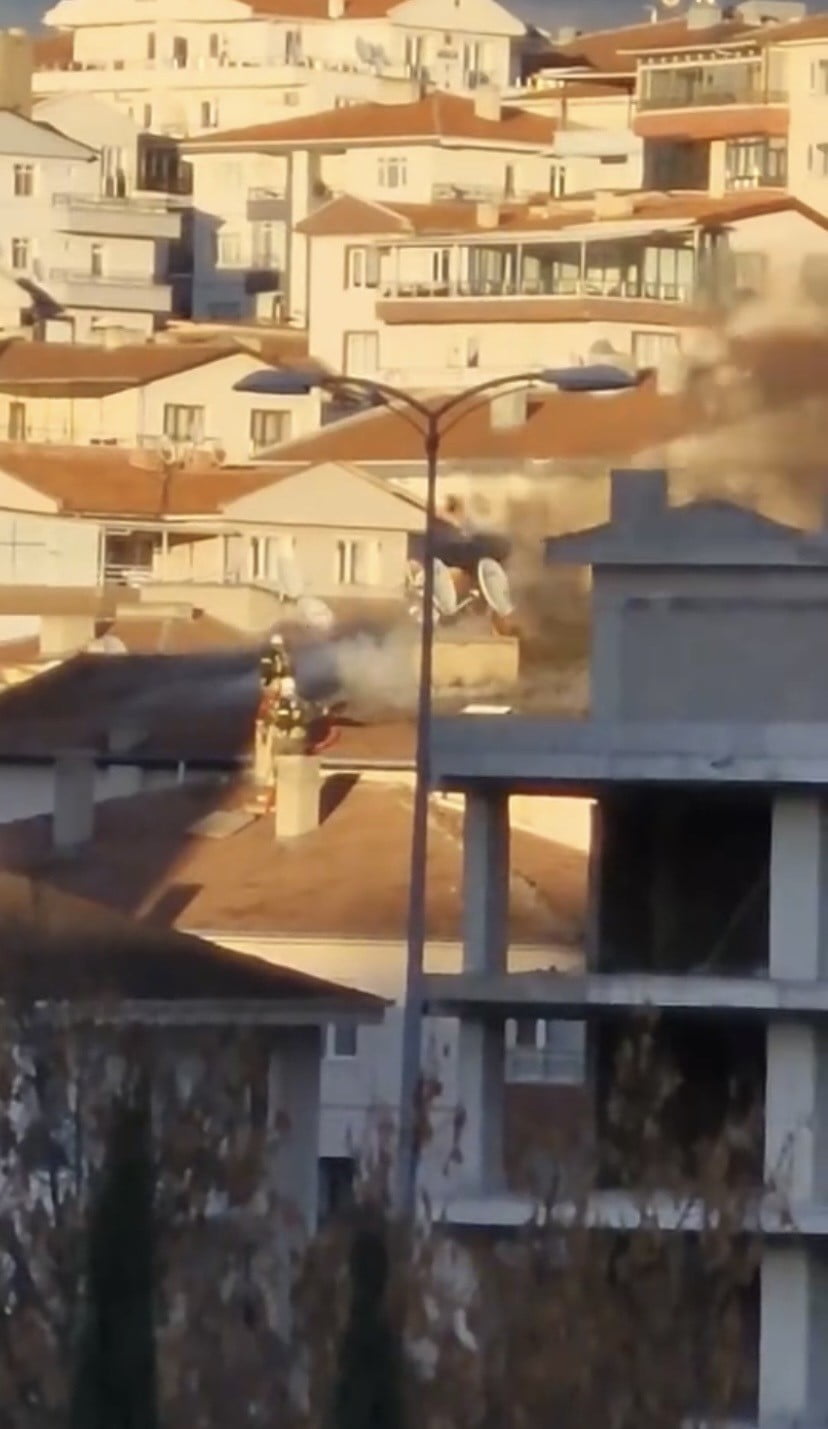 ETİMESGUT İLÇESİNDE BİR BİNANIN ÇATISINDA ÇIKAN YANGIN PANİĞE NEDEN OLURKEN DUMANLAR GÖKYÜZÜNÜ...