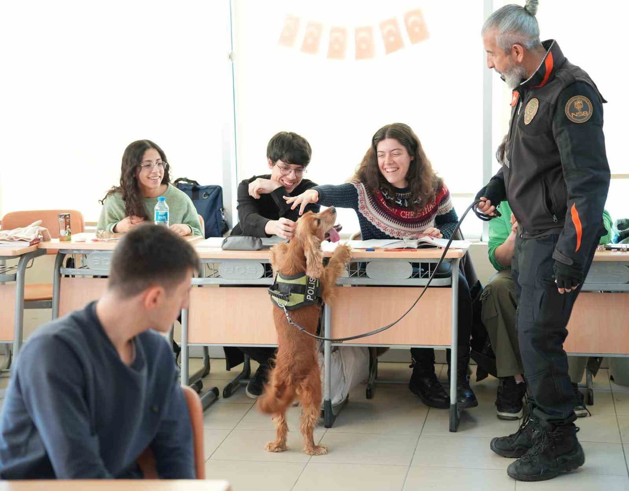 ETKİNLİKTE NARKOTİK KÖPEĞİ "LEO", ÜNİVERSİTE ÖĞRENCİLERİNİN YOĞUN İLGİSİYLE...
