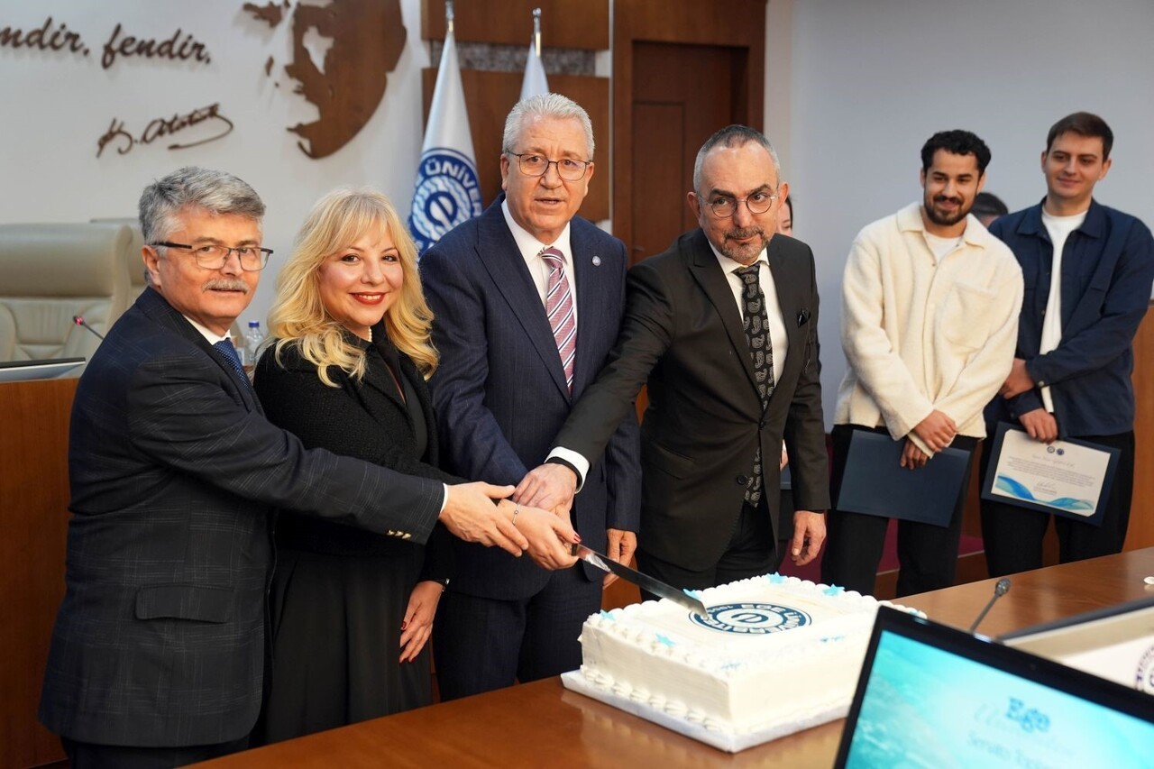 EÜ SENATOSUNDA REKTÖR PROF. DR. NECDET BUDAK BAŞKANLIĞINDA BİR ARAYA GELEN SENATO ÜYELERİ, ELDE...