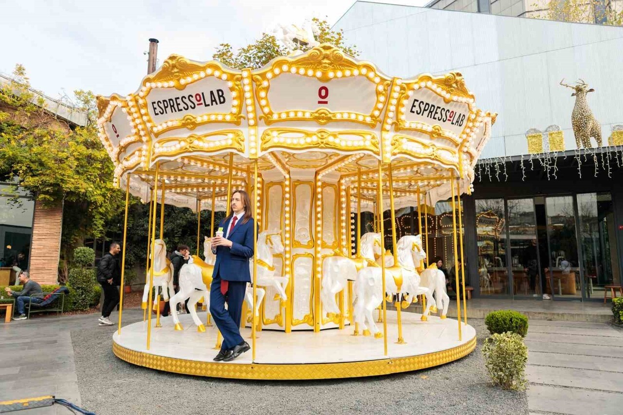 EUROVİSİON'DA "ESPRESSO MACCHİATO" ŞARKISIYLA GENİŞ KİTLELERE ULAŞAN TOMMY CASH, TÜRKİYE'DE...