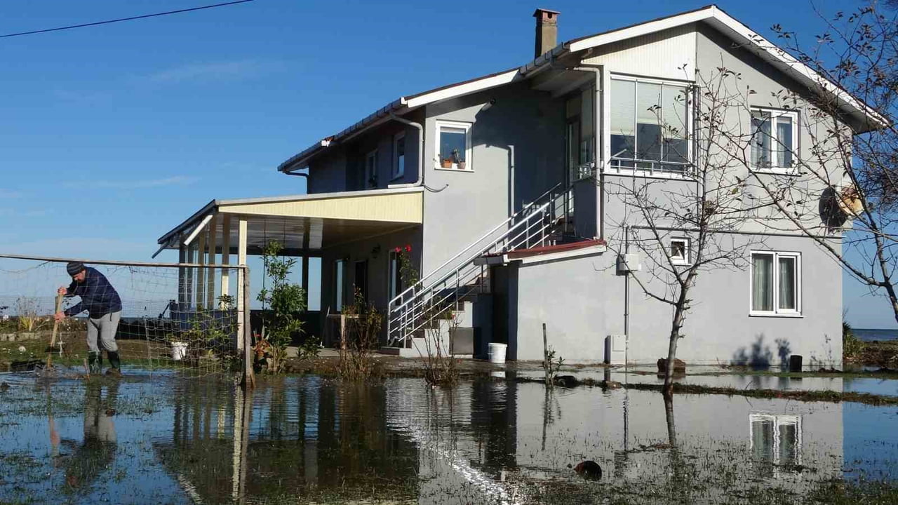 EVİN BAHÇESİ SU İÇERİSİNDE KALDI