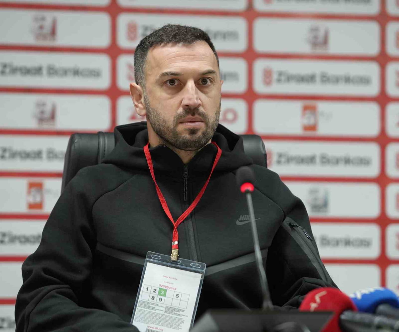 EYÜPSPOR YARDIMCI ANTRENÖRÜ UMUT ESKİKÖY, LİGDE KALMA MÜCADELESİ VERDİKLERİNDEN KUPA MAÇLARINDA...