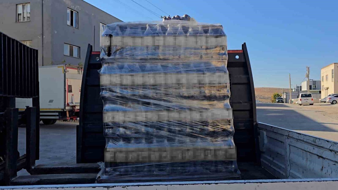 EYYÜBİYE BELEDİYESİ ZABITA MÜDÜRLÜĞÜ EKİPLERİ, KADIKENDİ MAHALLESİ'NDEKİ BİR İŞLETMENİN DEPOSUNDA...