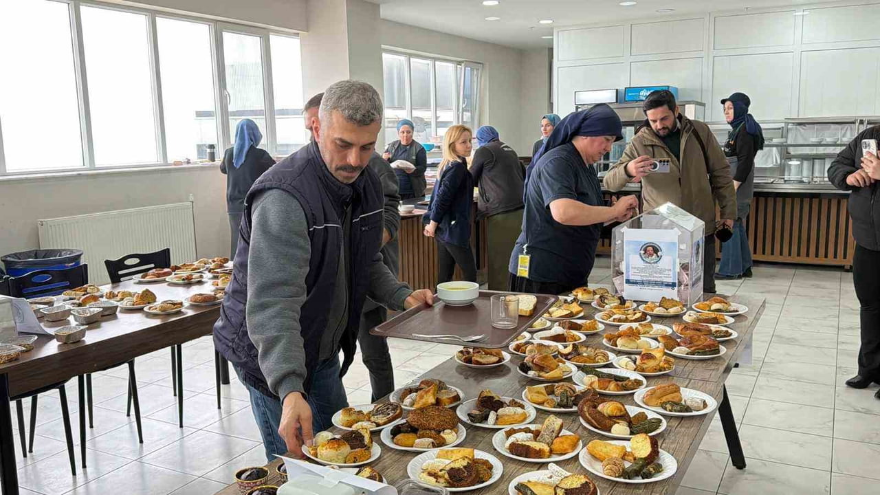 FABRİKADAKİ ÖĞLE YEMEĞİ HAKLARINDAN VAZGEÇEREK BEDELİNİ BAĞIŞLAYAN İŞÇİLER, EVLERİNDE YAPTIKLARI...