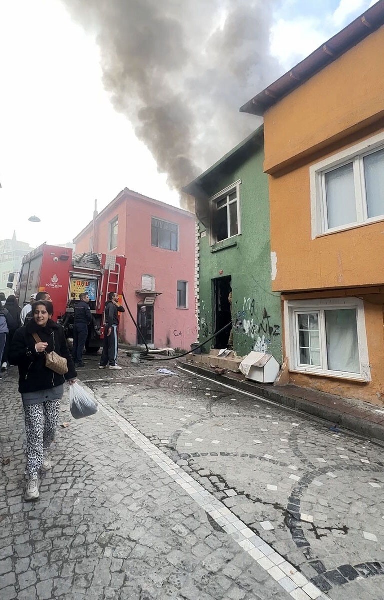 FATİH'TE 8 KİŞİLİK BİR AİLENİN YAŞADIĞI 2 KATLI BİR BİNADA ÇIKAN YANGINDAN AİLE ÜYELERİ SON ANDA...