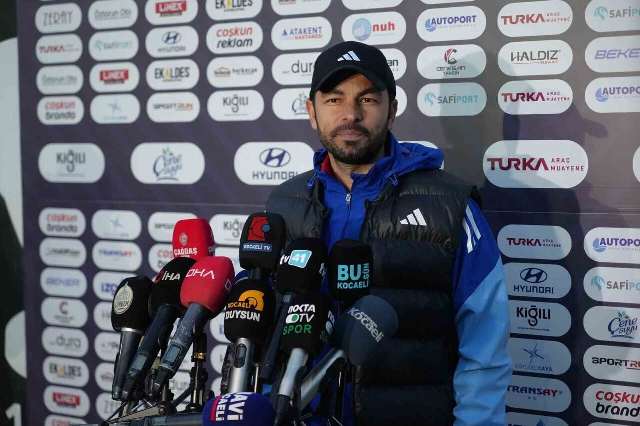 FATİH KARAGÜMRÜK MAÇININ HAZIRLIKLARI SÜRDÜREN KOCAELİSPOR’DA TEKNİK DİREKTÖR SELÇUK İNAN...