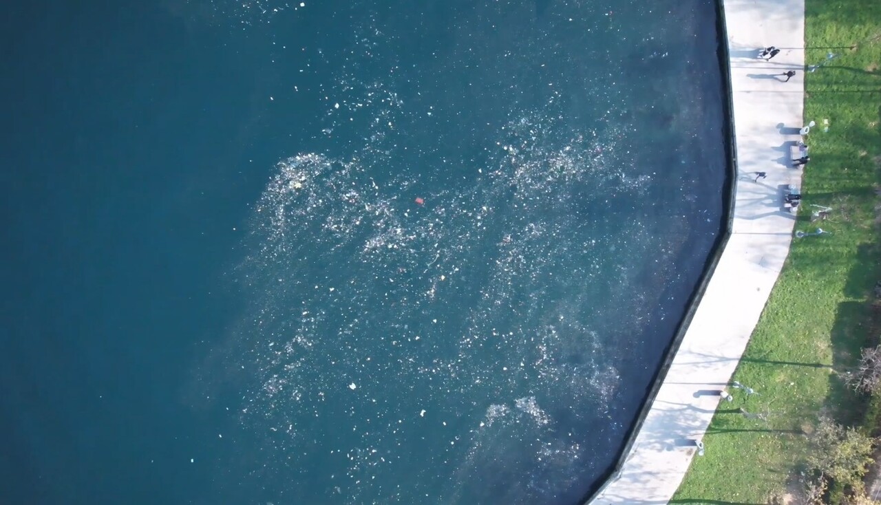 FATİH’TE BULUNAN BALAT SAHİLİNDE DENİZ YÜZEYİNDE ÇÖPLERİN YÜZDÜĞÜ VE DENİZ ANALARININ OLDUĞU...