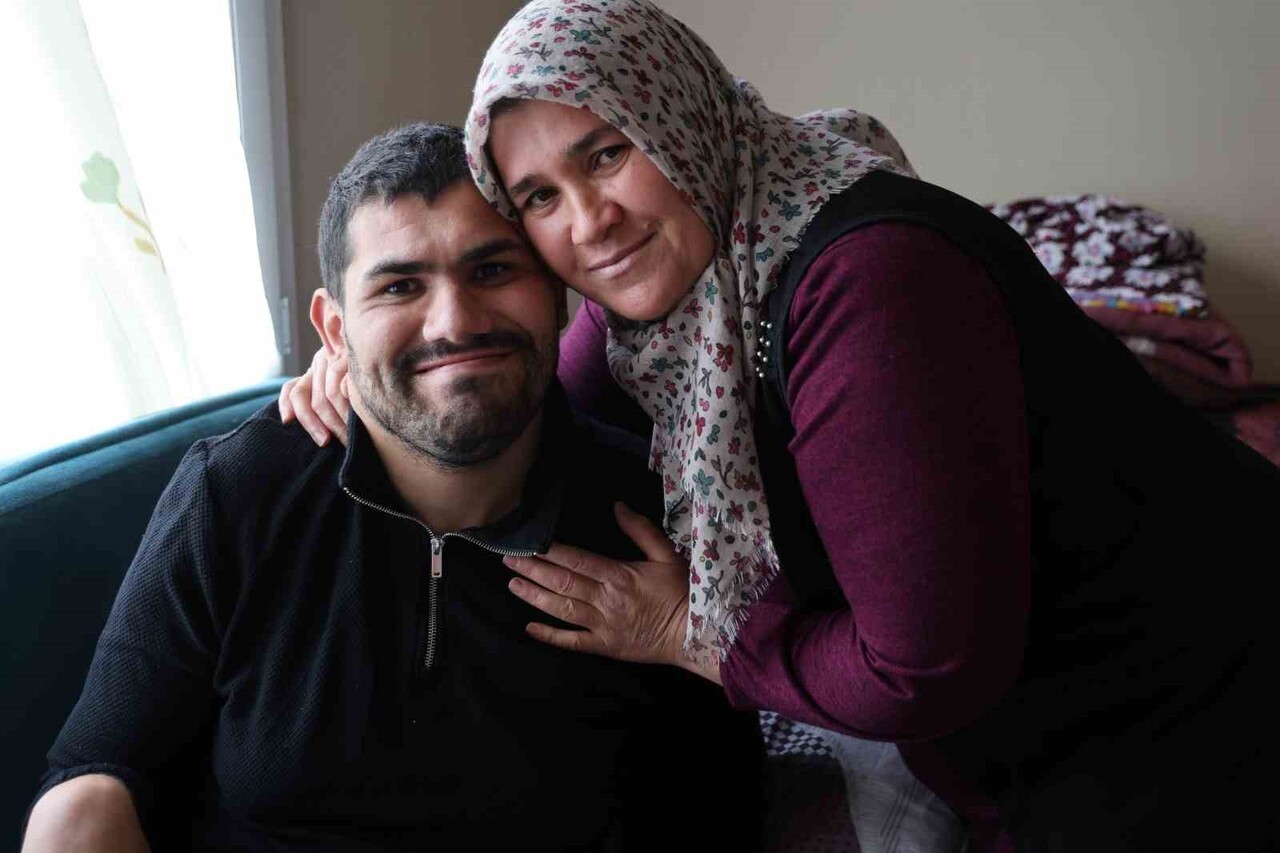 FEKE İLÇESİNDE ESNAFLIK YAPAN ALİ VE EŞİ HACER ERSİN ÇİFTİNİN EN BÜYÜK ÇOCUĞU OKAN (30), 24 YIL...