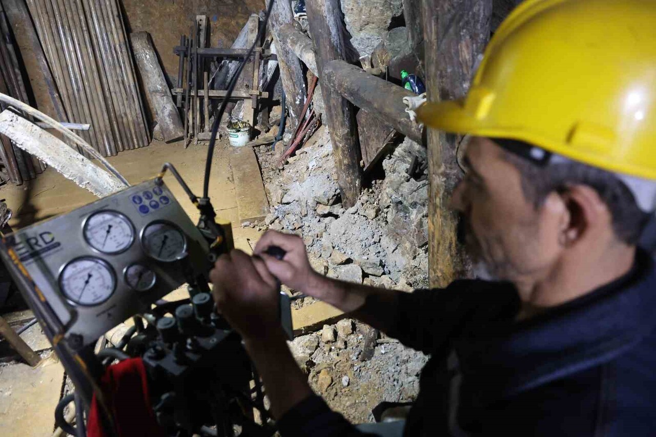 FEKE İLÇESİNDE YERİN 700 METRE ALTINDA ZORLU MESAİ YAPAN MADEN İŞÇİLERİ,  SAVUNMA SANAYİNDE DE...