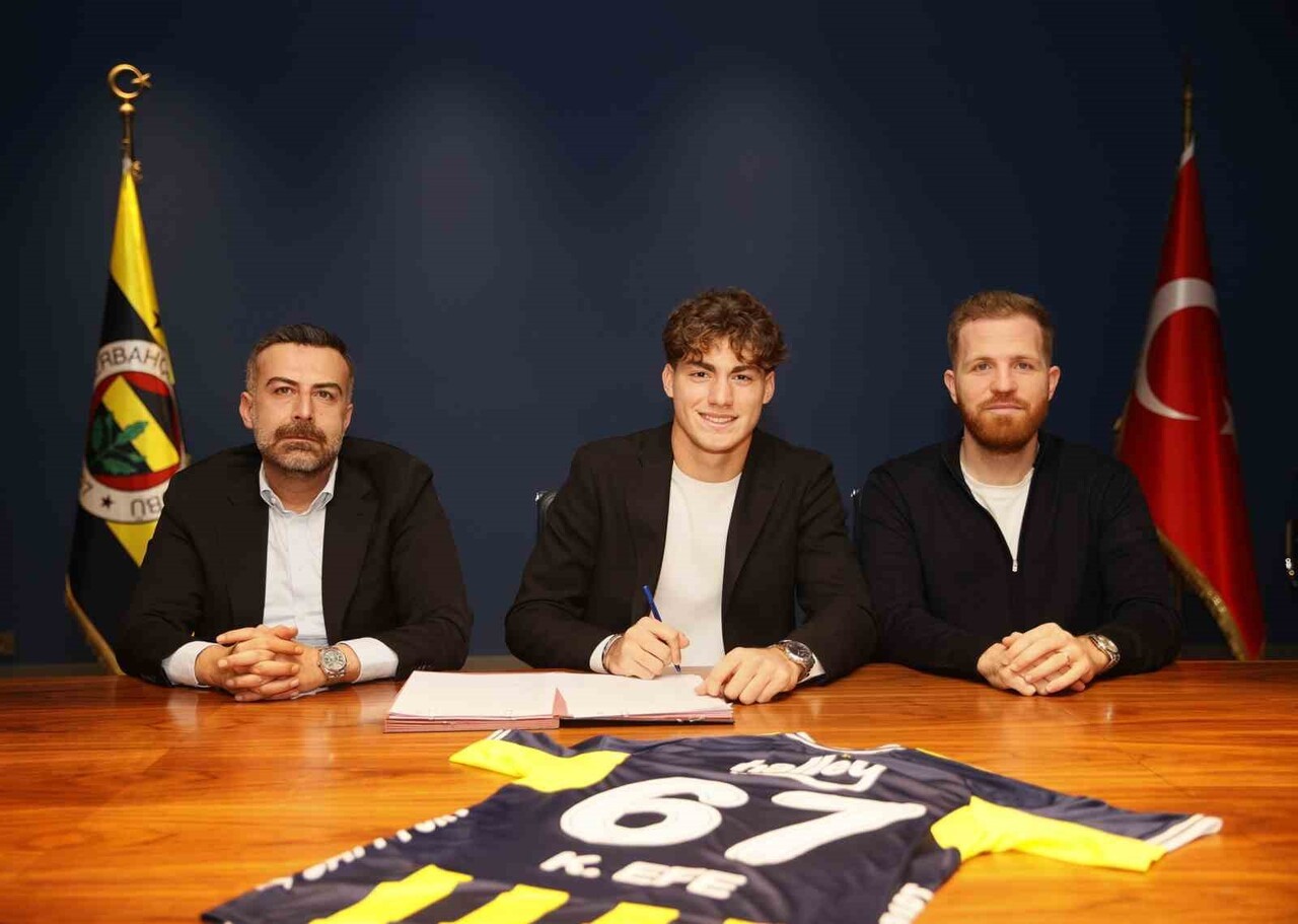 FENERBAHÇE, U19 TAKIMINDA FORMA GİYEN KAMİL EFE ÜREGEN İLE PROFESYONEL SÖZLEŞME İMZALADI