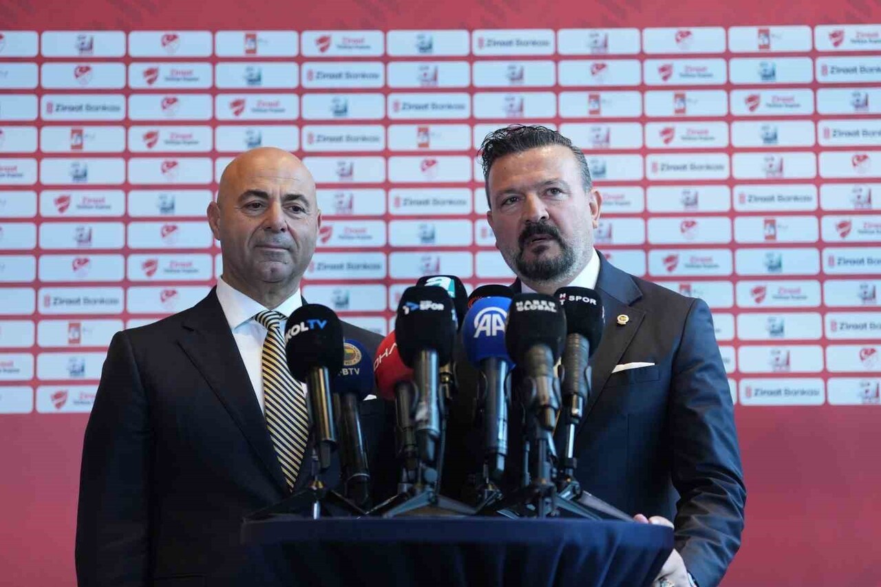 FENERBAHÇE YÖNETİM KURULU ÜYELERİ ERTAN TORUNOĞULLARI İLE TANER SÖNMEZER DE BASIN MENSUPLARINA...