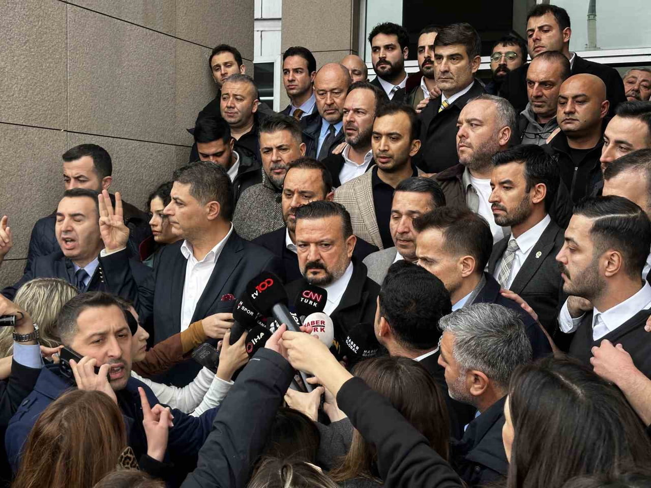 FENERBAHÇE YÖNETİM KURULU ÜYESİ ALİ GÜRBÜZ, FENERBAHÇE BAŞKANI SADETTİN SARAN'A GÜVENDİKLERİNİ...