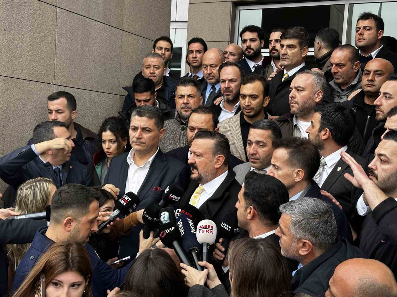 FENERBAHÇE YÖNETİM KURULU ÜYESİ ALİ GÜRBÜZ, FENERBAHÇE BAŞKANI SADETTİN SARAN'A GÜVENDİKLERİNİ...